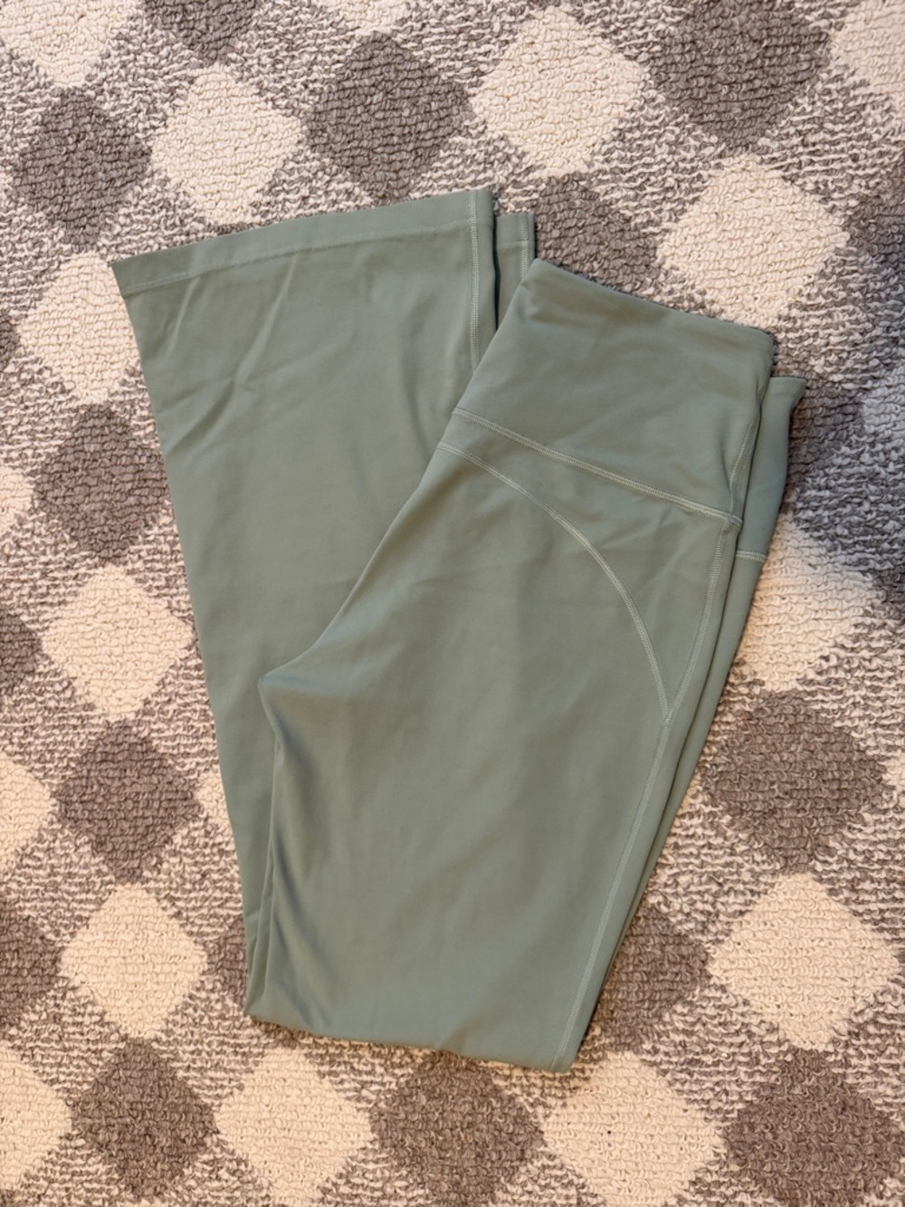 Groove Super-High-Rise Nulu Flared
Pant *Regular sz 12 Palm Court